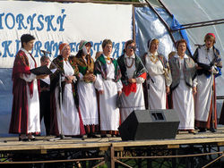 Folkloras festivālā Slovākijā: no labās Anita, Inta, Kristīna, Gunta, Zanda, Dace, Mārīte un Dzintra. 
