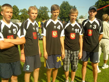 Tio finālā piedalījās G grupas zēni, no kreisās: Kristaps Neifelds, Jānis Zvirbulis, Valters Odzuls, Kurts Dane un Edgars Zingniks.