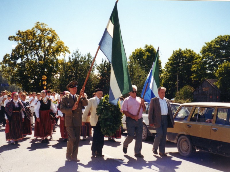 Gājiena priekšgalā soļo mākslinieks Andrejs Šulcs un kapteinis Visvaldis...