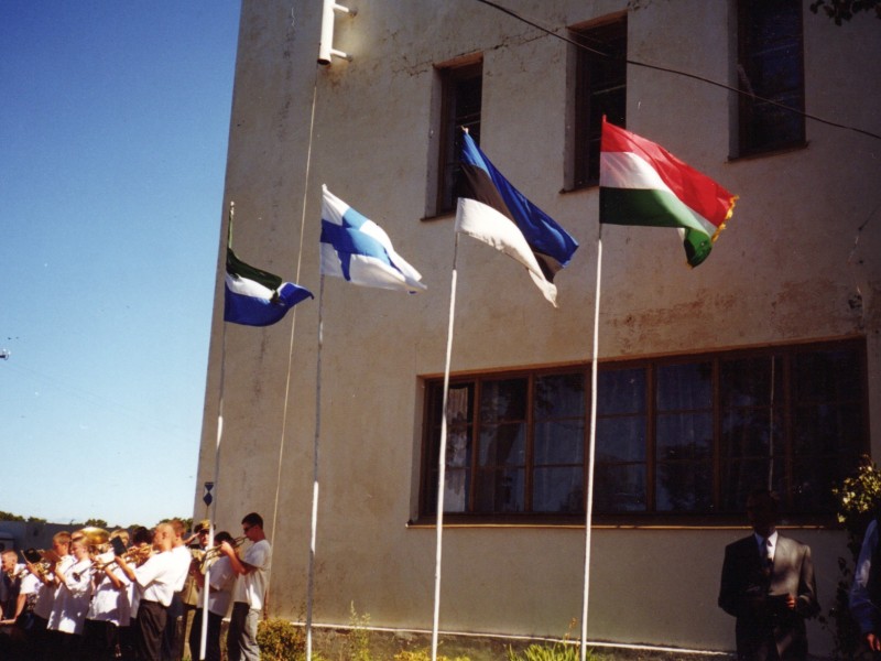 Lībiešu svētkos 1999. gadā, kas veltīti tautas nama 60. jubilejai, pie nama...