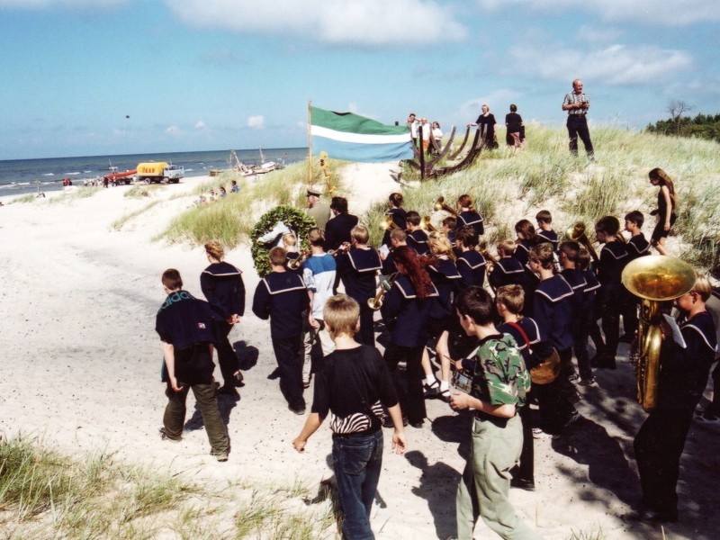 Lībiešu svētkos 1993. gadā gājiena priekšgalā karogu nes Kolkas bākaspārzinis kapteinis Visvaldis Feldmanis un marša ritmus spēlē Kolkas...