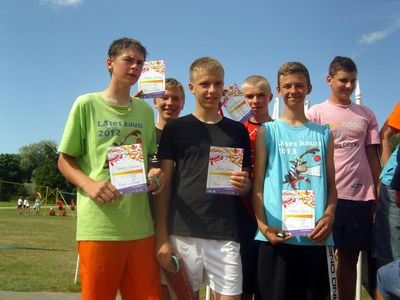 1. posms 2. vietu ieguvēji G grupas zēni: Edgars Zingniks, Kurts Dane, Valters Odzuls, Kristaps Neifelds un Jānis Zvirbulis.  
