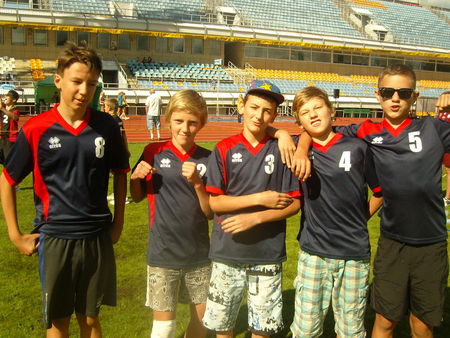  Daugavas stadionā spēlēja arī C-2 grupas zēni, no kreisās: Dāvis Bleikšs, Aleksis Dēvits, Ozols Kristiāns, Denijs Židavs un Aksels Balmanis.